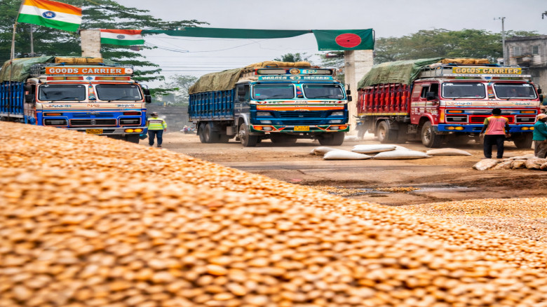 দীর্ঘ বিরতির পর হিলি বন্দর দিয়ে আবারও গম আমদানি শুরু