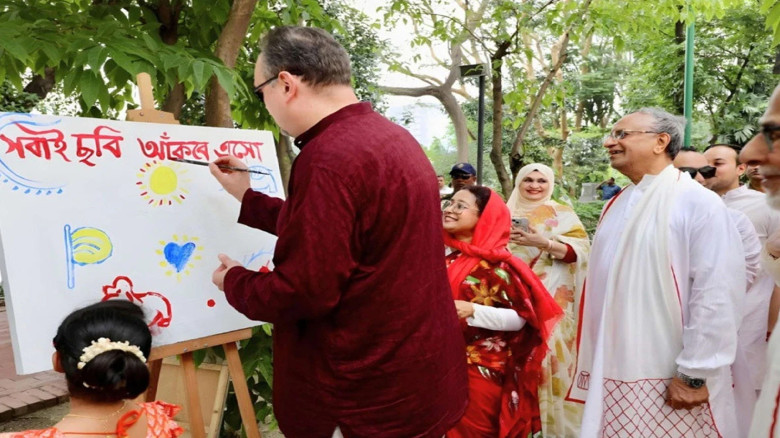ঢাকার বৈশাখী আয়োজন ‘অসাধারণ’ বললেন মার্কিন রাষ্ট্রদূত