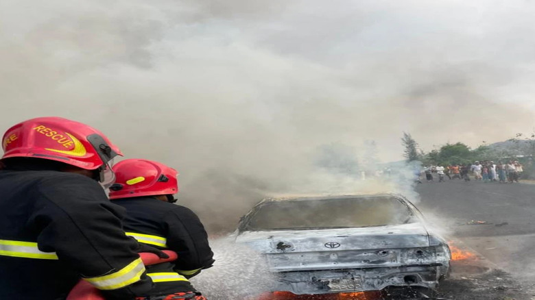 টেকনাফ মেরিন ড্রাইভে গাড়িতে আগুন