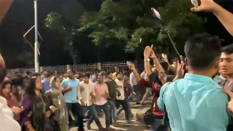 শাহবাগে ছাত্রদল-ছাত্রশিবিরের উত্তেজনা, মুখোমুখি রাকিব ও সাদি