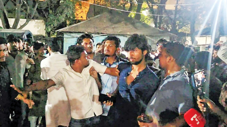 ক্যাম্পাসে উত্তেজনার ঝড়, বড় সংঘাতের আশঙ্কা, মুখোমুখি ছাত্রদল