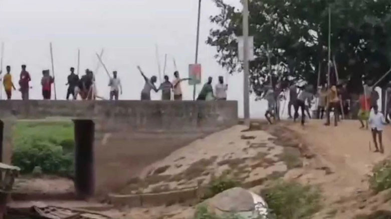 নাটোরে জমি বিরোধে সংঘর্ষ, নারীসহ আহত অন্তত ৩০