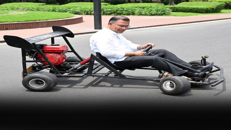 তরুণ উদ্ভাবকের রেসিং কারে প্রধানমন্ত্রী, দিলেন উৎসাহ...