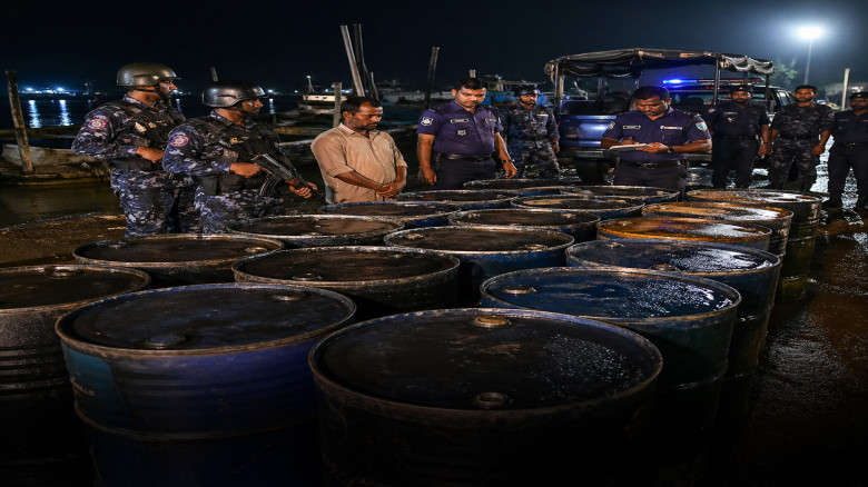 নোয়াখালীর হাতিয়ায় যৌথবাহিনীর অভিযানে ২৭০০ লিটার ডিজেল জব্দ