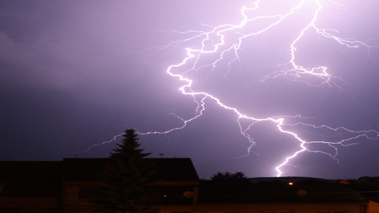 পঞ্চগড়ে বজ্রপাতে চা শ্রমিকের মৃত্যু, হাসপাতালে আরেকজন