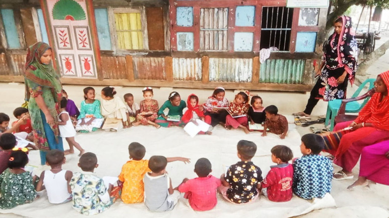 বেদে শিশুদের চোখে আলোর ঝিলিক: দুই নারীর উদ্যোগে শিক্ষার স্বপ