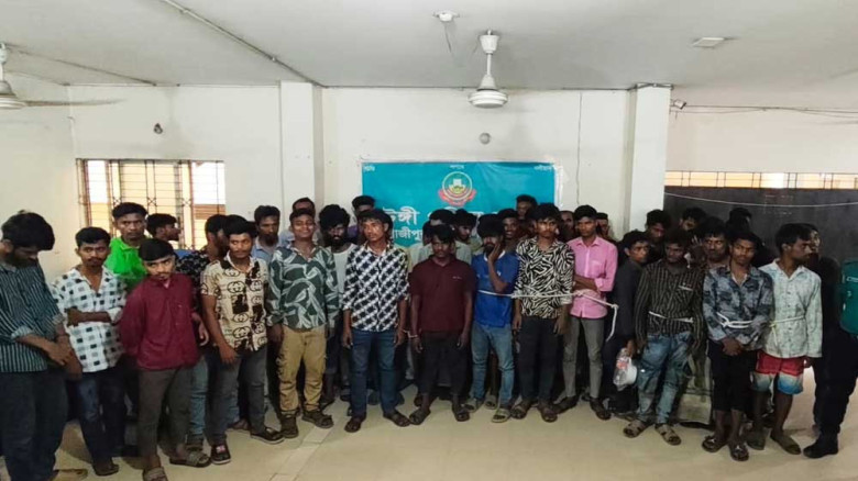 টঙ্গীতে পুলিশের বিশেষ অভিযানে একাধিক মামলার আসামি গ্রেপ্তার