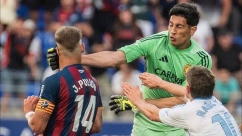 লাল কার্ডের পর মেজাজ হারিয়ে প্রতিপক্ষকে ঘুষি, শাস্তির মুখে জ