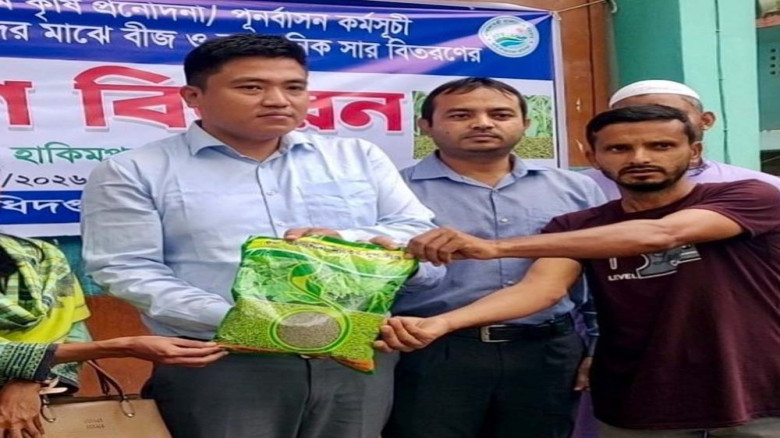 হাকিমপুরে কৃষকদের মাঝে বিনামূল্যে বীজ ও সার বিতরণ