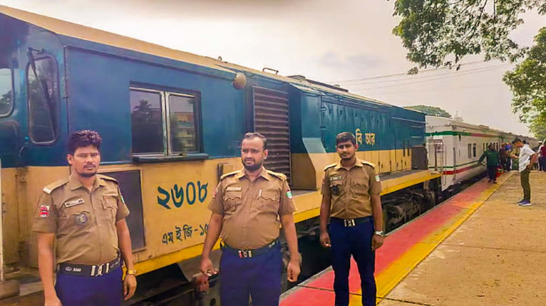 ইঞ্জিনে ধোঁয়া, ফেনী স্টেশনে থেমে গেল ঢাকাগামী ট্রেন