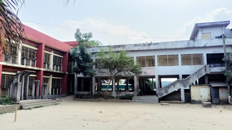 মাত্র ৩ শিক্ষক দিয়ে চলছে সোনারগাঁয়ের সরকারি প্রাথমিক বিদ্যালয়, ব্যাহত পাঠদান...