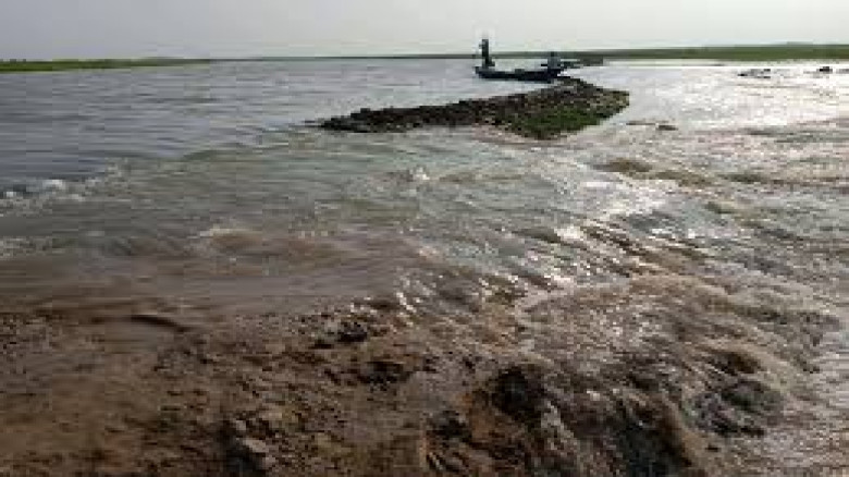 সুনামগঞ্জে বাঁধ ভাঙনে বিপাকে কৃষক, ডুবে যেতে পারে ধানক্ষেত