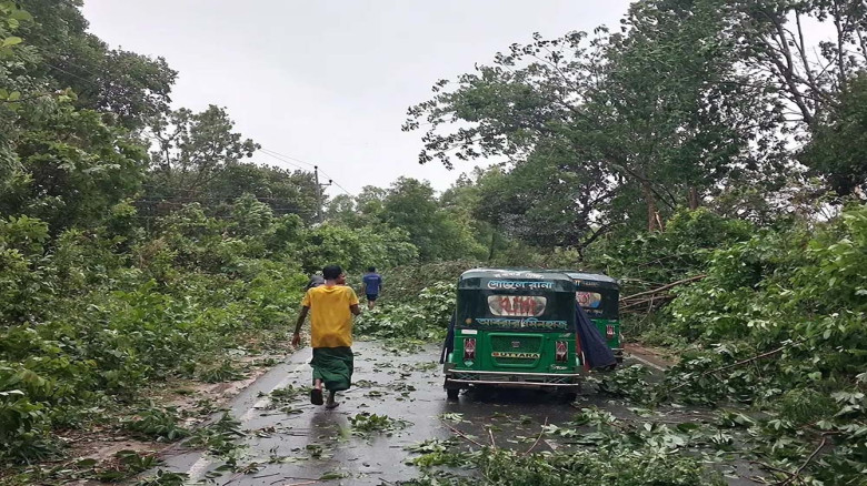 ঝড়ে বিপর্যস্ত খাগড়াছড়ি, মাটিরাঙ্গা-গুইমারায় বিদ্যুৎ নেই