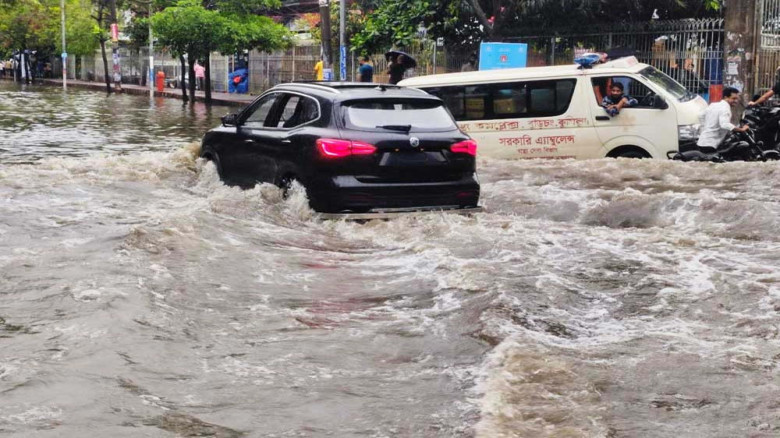 মাত্র সোয়া এক ঘণ্টার বৃষ্টিতে জলাবদ্ধ কুমিল্লা নগরী