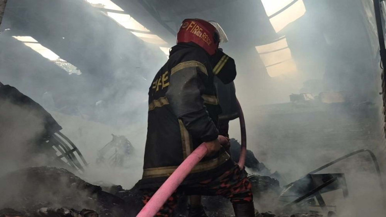 বগুড়ায় খেজুর গুদামে আগুন, কোটি টাকার ক্ষতির আশঙ্কা