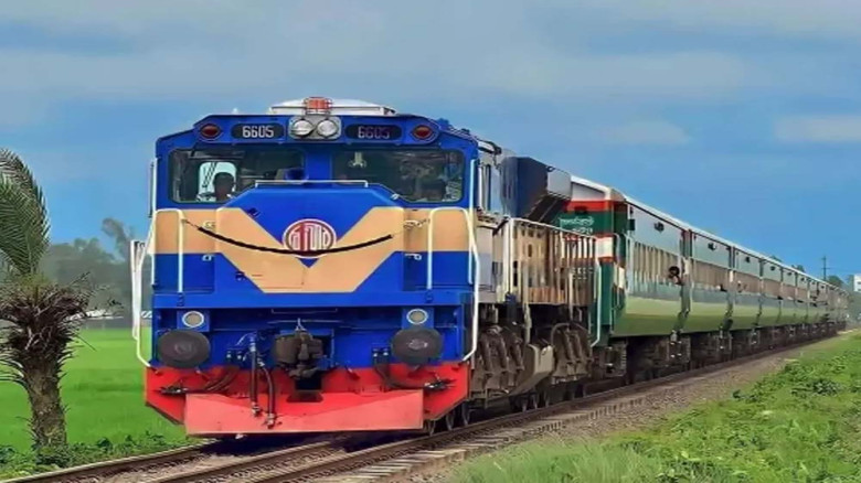 জ্বালানি ব্যয় বেড়েছে, তাই কি বাড়ছে রেলভাড়া?