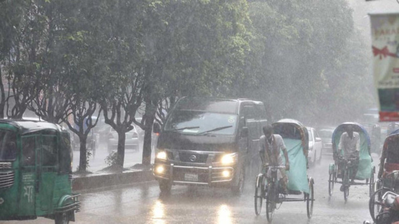 ভোরের ঝুম বৃষ্টিতে ভিজল ঢাকা, বাড়ল ভোগান্তি ও ঝড়ের শঙ্কা