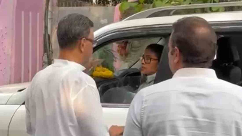 রেওয়াজ ভেঙে ভোটের সকালে বুথ পরিদর্শনে মমতা