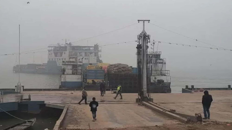 ঝড়ো হাওয়ায় বন্ধ দৌলতদিয়া-পাটুরিয়া ফেরি চলাচল