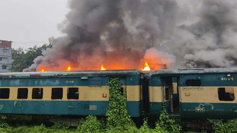 চট্টগ্রামের এসআরবি স্টেশনে পরিত্যক্ত বগিতে অগ্নিকাণ্ড