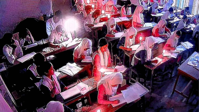 নবীনগরে অন্ধকারে এসএসসি পরীক্ষা, মোমবাতির আলোয় লিখলেন শিক্ষার্থীরা...