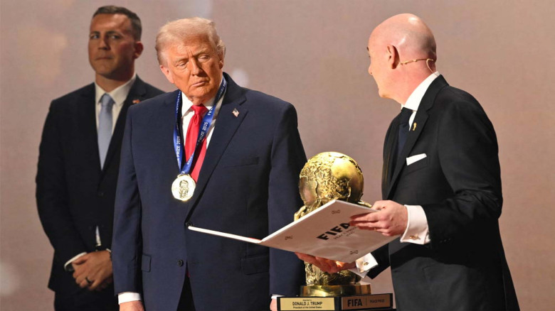 ট্রাম্পকে ফিফা পুরস্কার দেওয়া নিয়ে বিশ্বজুড়ে বিতর্ক