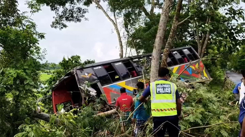 টুঙ্গিপাড়ায় বাস দুর্ঘটনা, অন্তত ২০ জন আহত