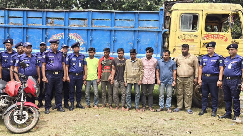 নওগাঁয় ডাকাতির প্রস্তুতিকালে আন্তঃজেলা চক্রের ৭ সদস্য গ্রেপ্