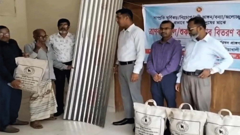 ঝড়ে ক্ষতিগ্রস্ত পরিবারকে টিন ও খাদ্য দিল কলাপাড়া প্রশাসন