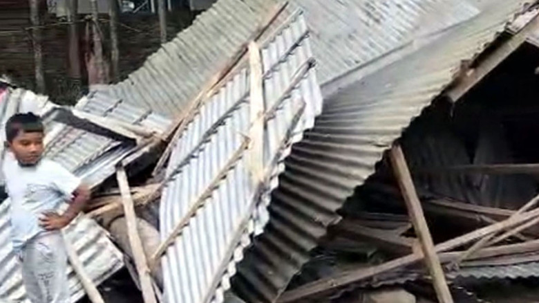 নড়াইলে বিদ্যালয়ের ওপর গাছ পড়ে তিন শিশু শিক্ষার্থী আহত