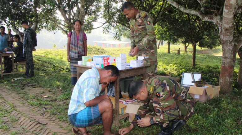 মহালছড়িতে সেনাবাহিনীর উদ্যোগে বিনামূল্যে চিকিৎসা সেবা
