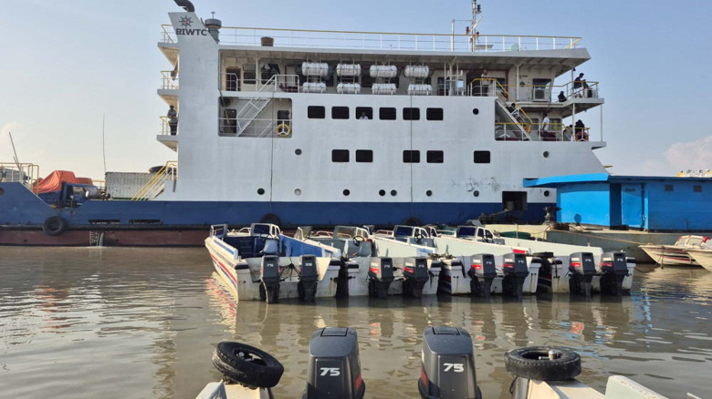 ঝড়ো আবহাওয়ায় সন্দ্বীপে নৌ যোগাযোগ সম্পূর্ণ বন্ধ