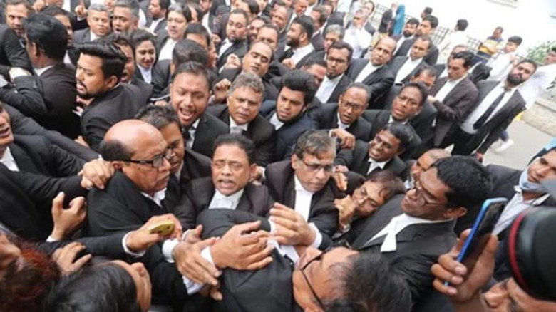 হাইকোর্ট প্রাঙ্গণে বিএনপি-আওয়ামীপন্থী আইনজীবীদের অবস্থান ঘির