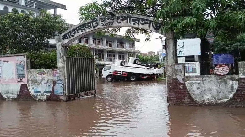 ভারী বৃষ্টিতে বাগেরহাট শহরে জলাবদ্ধতা, ভোগান্তিতে মানুষ