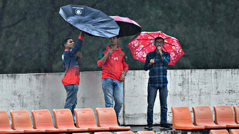 বৃষ্টির বাধায় ম্যাচ বাতিল, টিকিটের টাকা ফেরত পাচ্ছেন দর্শকরা