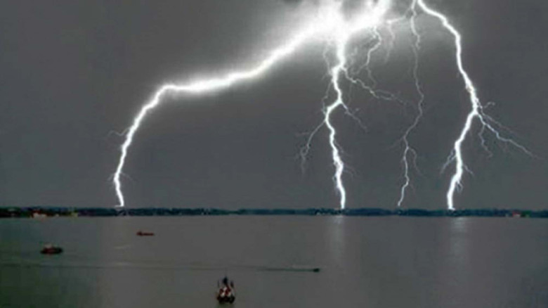 রংপুরে বৃষ্টির মধ্যে বজ্রাঘাতে প্রাণ গেল নারীর