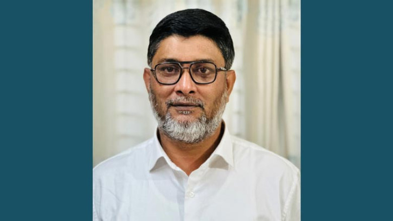 বৃষ্টিতে ভিজে ড্রেন পরিষ্কারে নেমে পড়লেন সিটি প্রশাসক