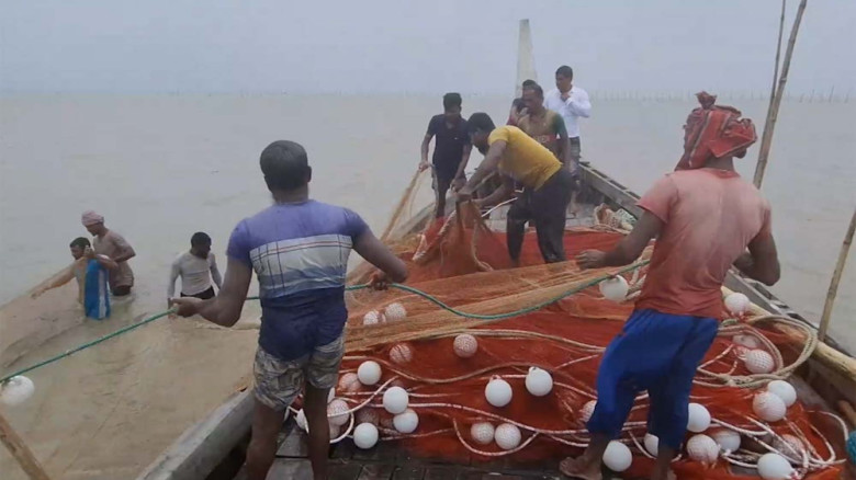 দুই মাস পর ইলিশ শিকারে ফিরছেন চাঁদপুরের জেলেরা
