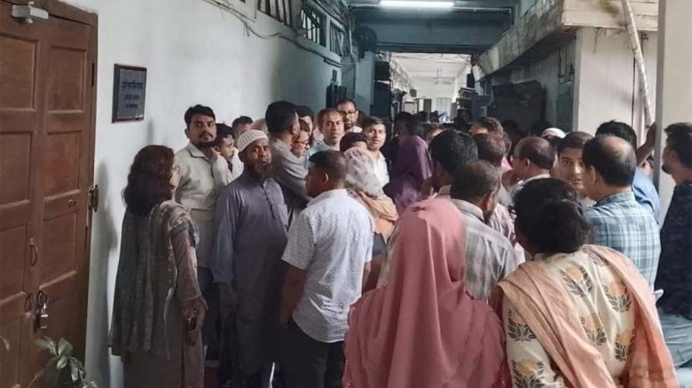 ছয় দফা দাবিতে উত্তাল ঢাবি, রেজিস্ট্রারকে অবরুদ্ধ করল কর্মচার