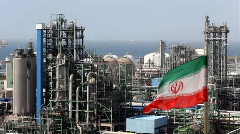 মজুত সংকটে ইরানের তেল উৎপাদন থমকে যাওয়ার আশঙ্কা