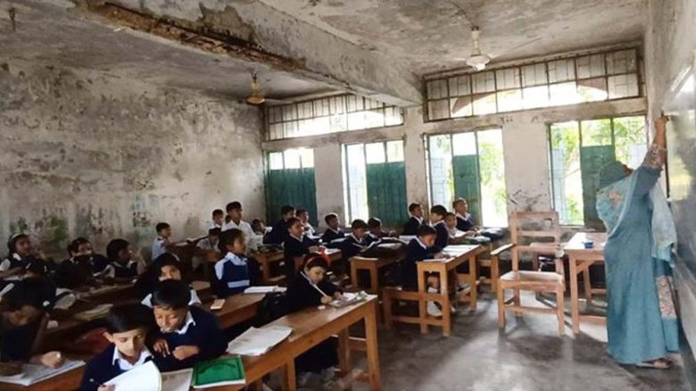 ফাটল ধরা স্কুল ভবনে পাঠদান, ঝুঁকিতে শতাধিক শিক্ষার্থী