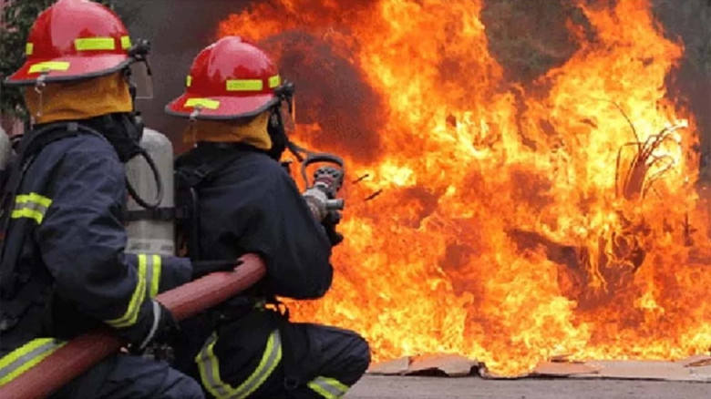 ডেমরার কালি কারখানায় অগ্নিকাণ্ড, চার ইউনিট কাজ করছে