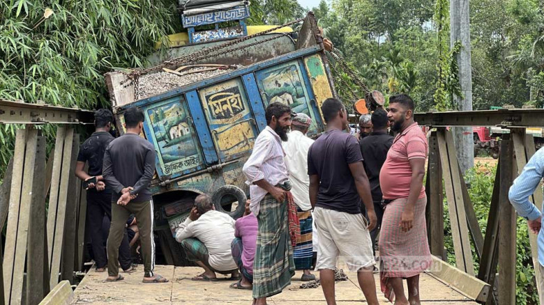 দীঘিনালা-লংগদু সড়কে বেইলি ব্রিজ ভেঙে বন্ধ ভারী যান চলাচল