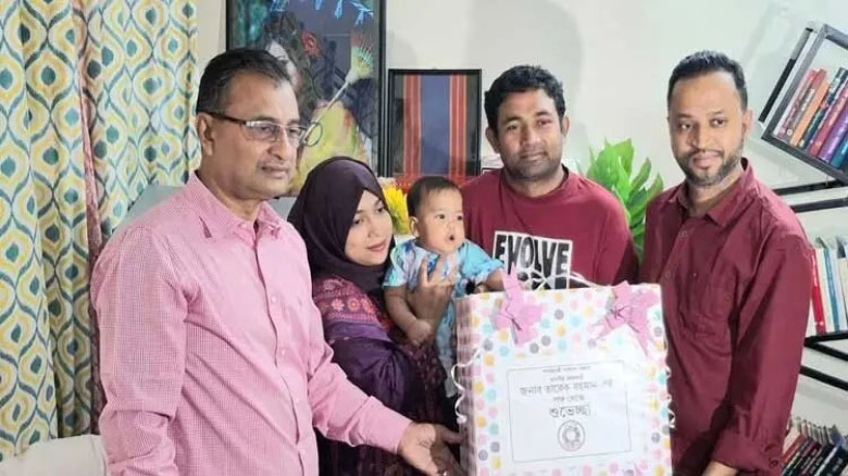 যশোরে ফুল দেওয়া শিশুকে উপহার পাঠালেন প্রধানমন্ত্রী