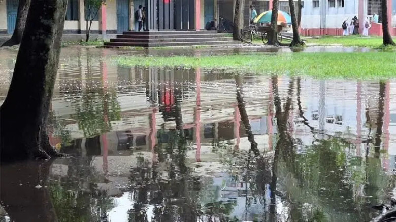 বৃষ্টি হলেই বিদ্যালয়ের সামনে জলাবদ্ধতা, দুর্ভোগে শিক্ষার্থীর