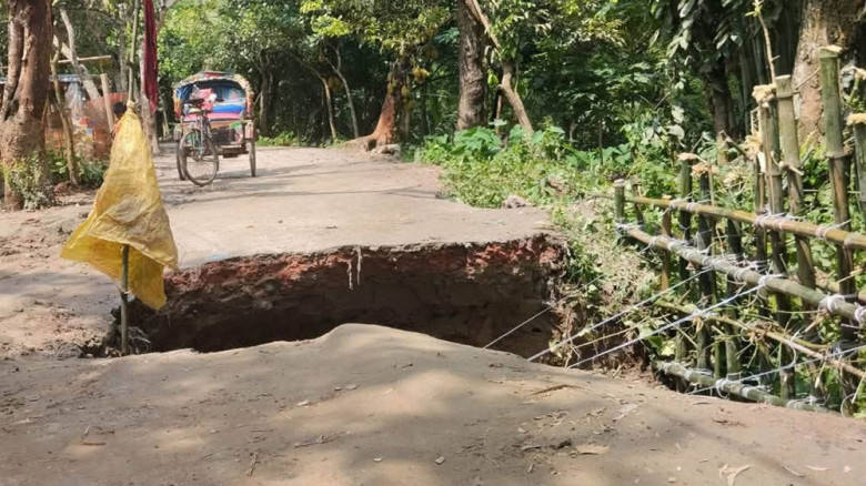 বৃষ্টিতে সড়ক দ্বিখণ্ডিত, যোগাযোগে ভোগান্তি