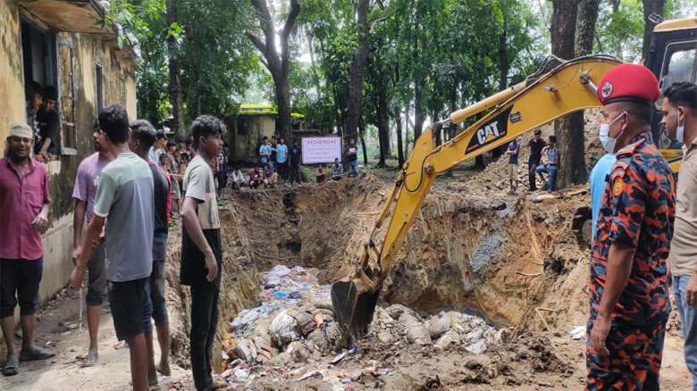 আখাউড়া বন্দরে কোটি টাকার অবৈধ পণ্য মাটিচাপা দিয়ে ধ্বংস