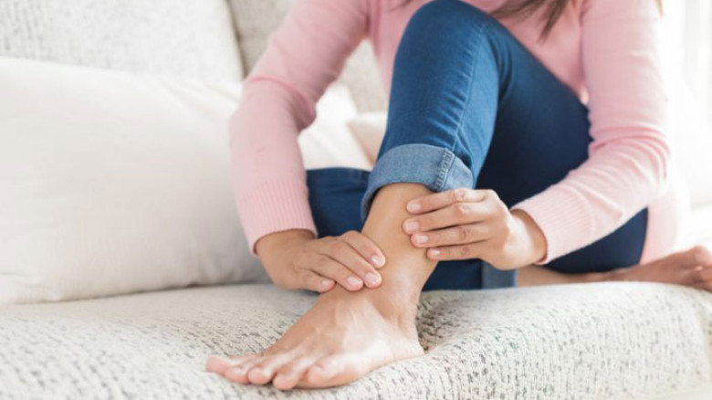 হাঁটার সময় পায়ে ব্যথা—কারণ, লক্ষণ ও প্রতিকার