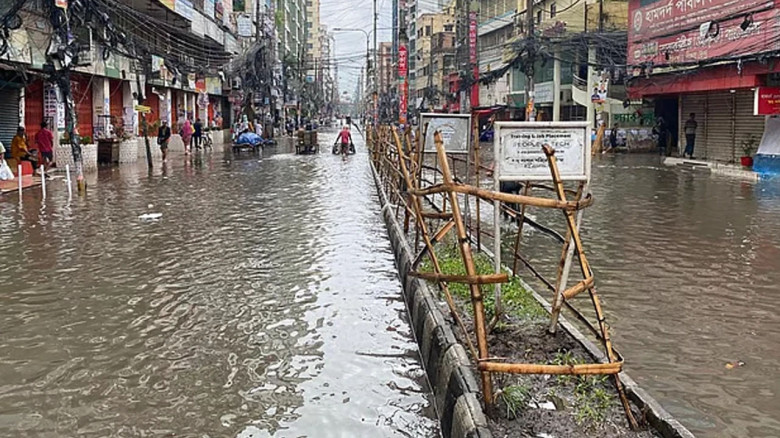 ভোরে ঢাকায় মুষলধারে বৃষ্টি, বিভিন্ন স্থানে জলাবদ্ধতা