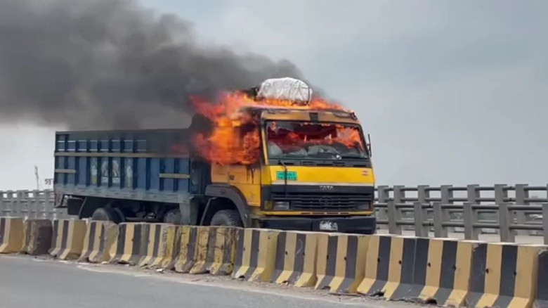 কাঁচপুর ব্রিজ এলাকায় ট্রাকে আগুন, সড়কে রক্তের দাগ ঘিরে সন্দে